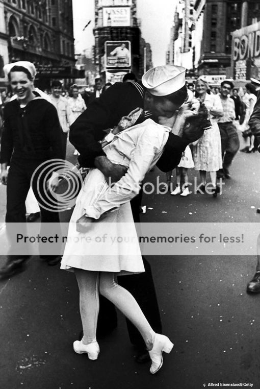 Σαν σήμερα 8 Μαίου 1945 V-DAY!!! Wwii-vday-kiss-time-square