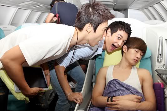 020910 Donghae, Minho y Eunhyuk en el avión a LA Tumblrl85dbfefvn1qa1d0i