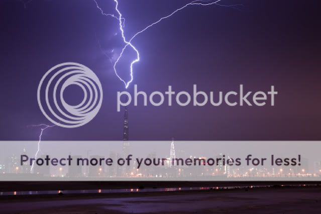 صواعق تضرب برج دبي Lightning01