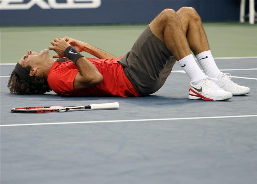 ¡Cuerpo a tierra...que viene la bola! (Roger por el suelo) Usopen080908finalscrl39