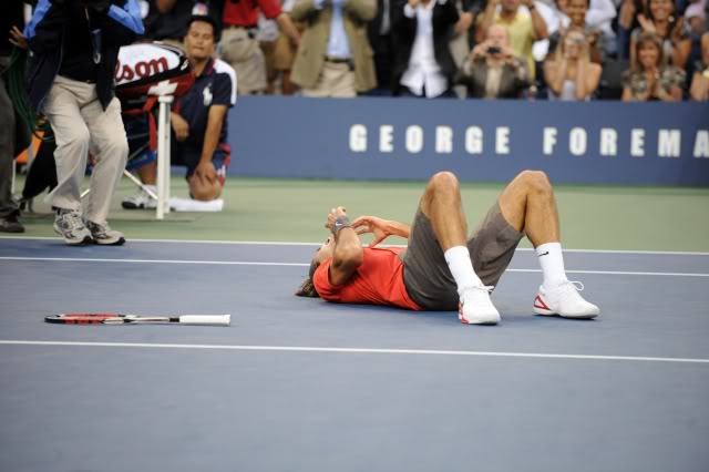 ¡Cuerpo a tierra...que viene la bola! (Roger por el suelo) Usopen080908finalscrl44