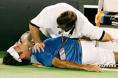 ¡Cuerpo a tierra...que viene la bola! (Roger por el suelo) Ausopen050127semiinjur10