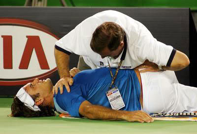 ¡Cuerpo a tierra...que viene la bola! (Roger por el suelo) Ausopen050127semiinjur12