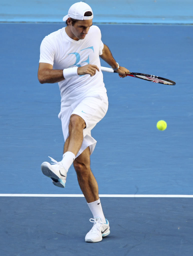 GESTOS DE ROGER FEDERER - Página 3 Ausopen100130practice20