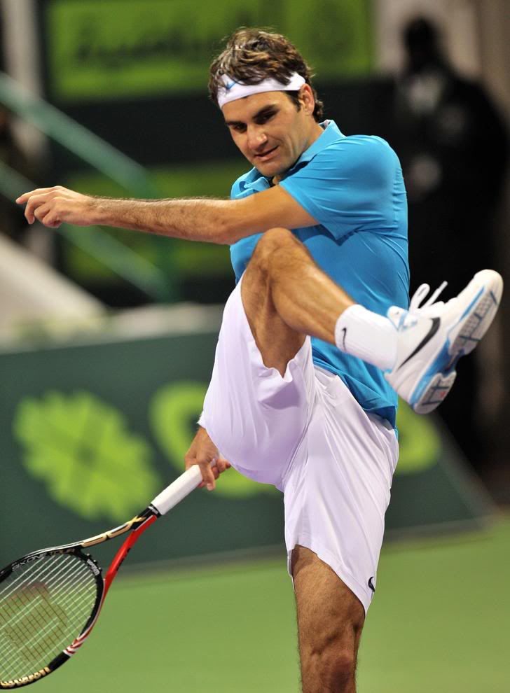 GESTOS DE ROGER FEDERER - Página 3 Doha100107qfkick02