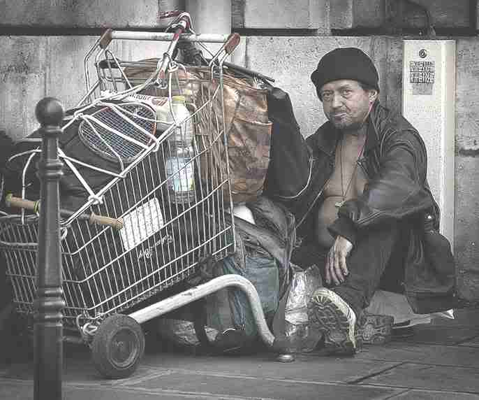 USAdores otra vez mete las zarpas y van… Poverty_homeless_french_man_shoppin