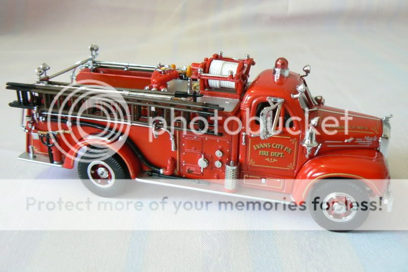 Matchbox : Mack B pumper Evans City !!! P1040409