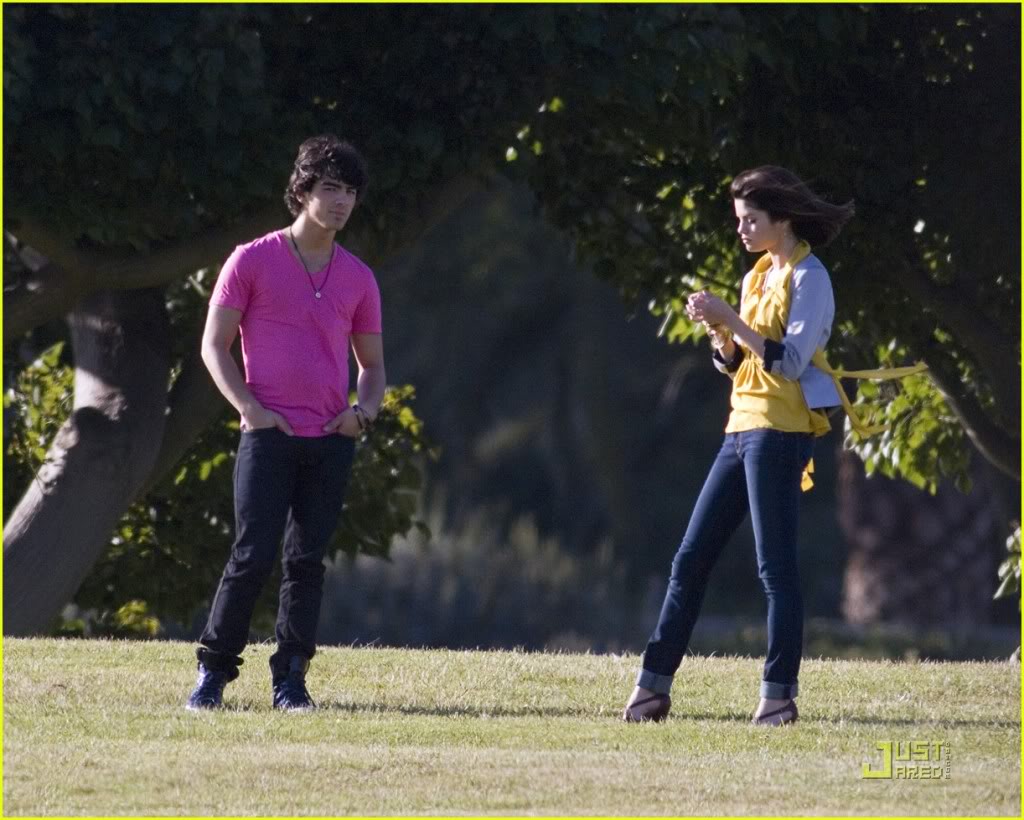 Joe Blog - Pagina 2 Selena-gomez-nick-jonas-wiffle-ball