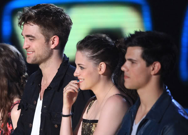 MTV Movie Awards 2010 - Votez pour Rob, New Moon et Remember Me - Page 5 MTVMAMQ25