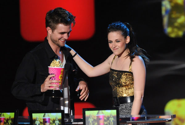 MTV Movie Awards 2010 - Votez pour Rob, New Moon et Remember Me - Page 5 MTVMAMQ33