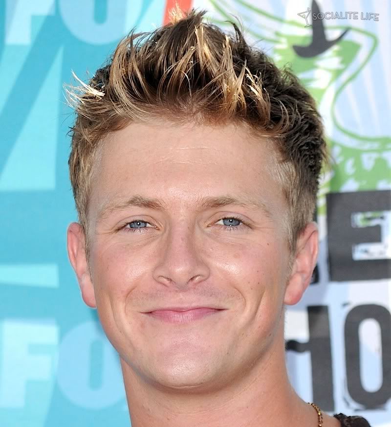 Teen Choice Award 2010... - Page 4 Gallery_enlarged-charlie-bewley-2010-teen-choice-awards-08082010-02