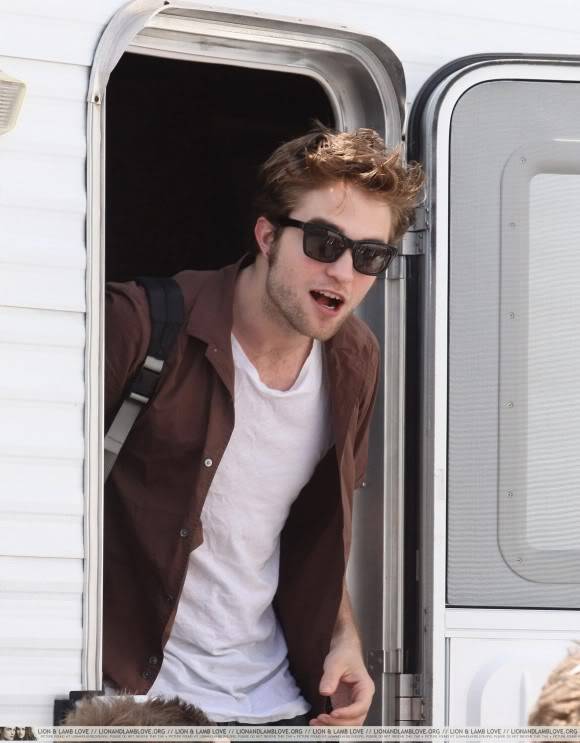 Un sonriente Robert Pattinson 30/Junio 046-580x743