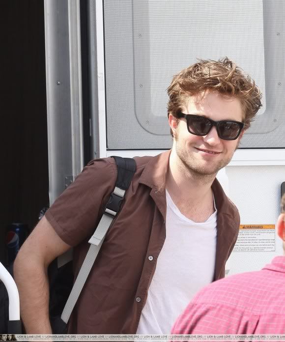 Un sonriente Robert Pattinson 30/Junio 050-580x696