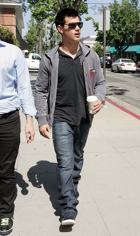 Taylor Lautner en Beverly Hills 4/Julio LK