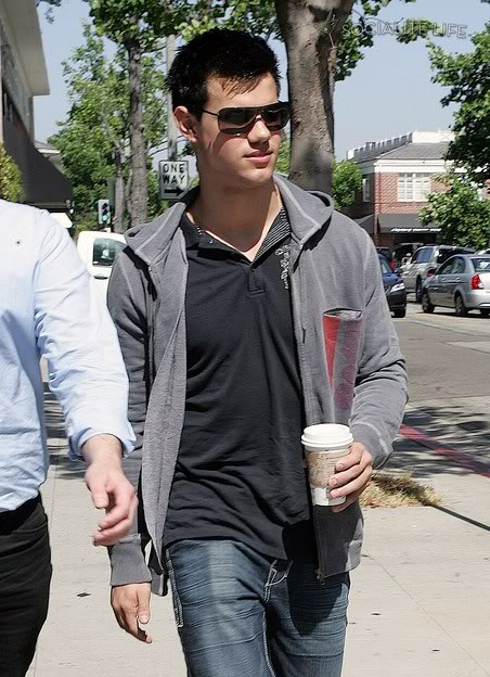 Taylor Lautner en Beverly Hills 4/Julio GallerymaintaylorlautneJ