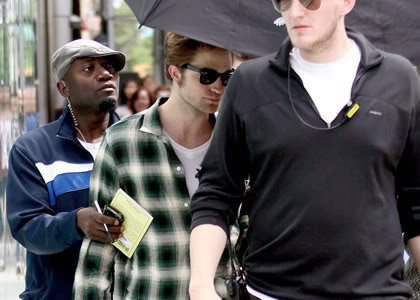 Robert Pattinson llegando al set! 18/Junio Robert-pattinson-under