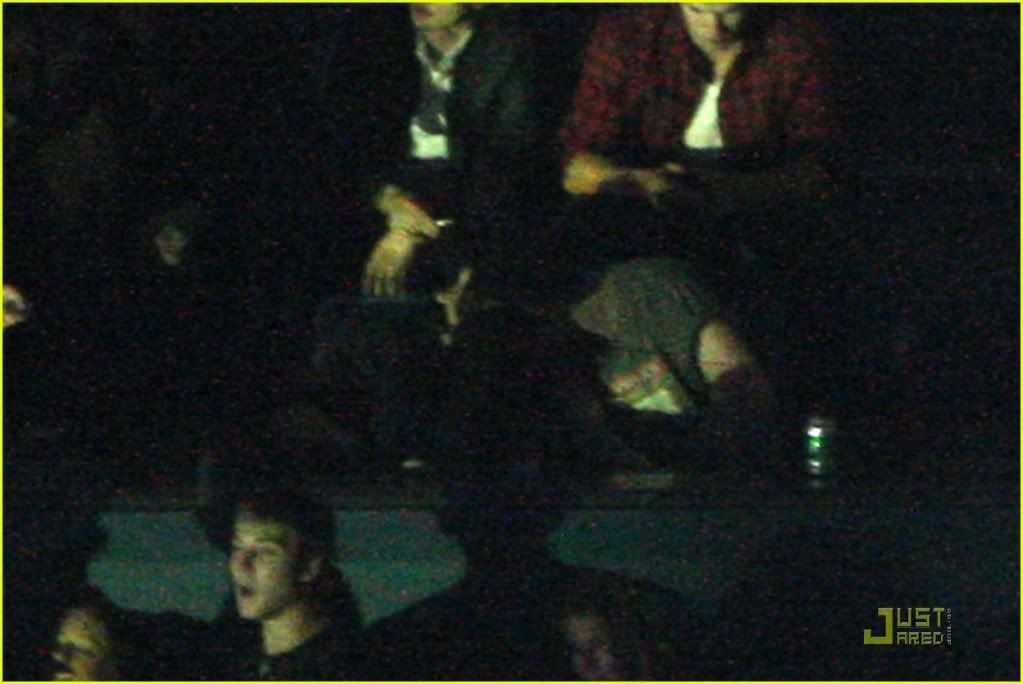 Pillaron a Kiki y Rob besandose en el concierto de Kings of Leon Robertpattinsonkristens