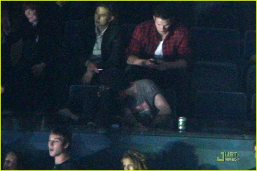 Pillaron a Kiki y Rob besandose en el concierto de Kings of Leon Robertpattinsonkristensc