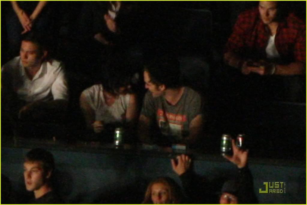 Pillaron a Kiki y Rob besandose en el concierto de Kings of Leon Robertpattinsonkristensk