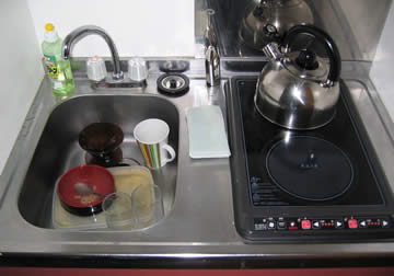 [PICS] A TYPICAL TOKYO APARTMENT Apt_kitchensink