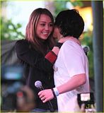 Снимки от концерти Th_miley-cyrus-mitchel-musso-the-gr-2