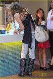 Папарашки снимки Th_miley-cyrus-yogurtree-yummy-10