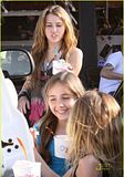 Папарашки снимки Th_miley-cyrus-yogurtree-yummy-14