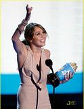 Папарашки снимки Th_miley-cyrus-climbs-mtv-awards-01