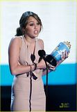 Папарашки снимки Th_miley-cyrus-climbs-mtv-awards-08