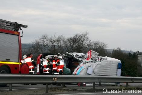 Collision entre une ambulance et un poids lourd Of_10020418195402780000_px_501__w_o