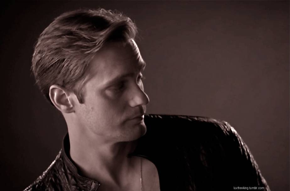 Eric Northman/Alexander Skarsgard - Page 9 Eric-true-blood-21865657-923-609