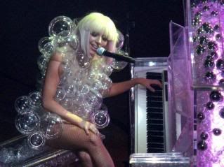 Lady GaGa...<3 Lady-gaga-concert-fashion3