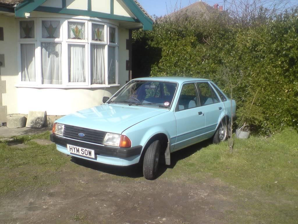 New bloke with mk1 mini (resto) and Mk3 escort DSC02550