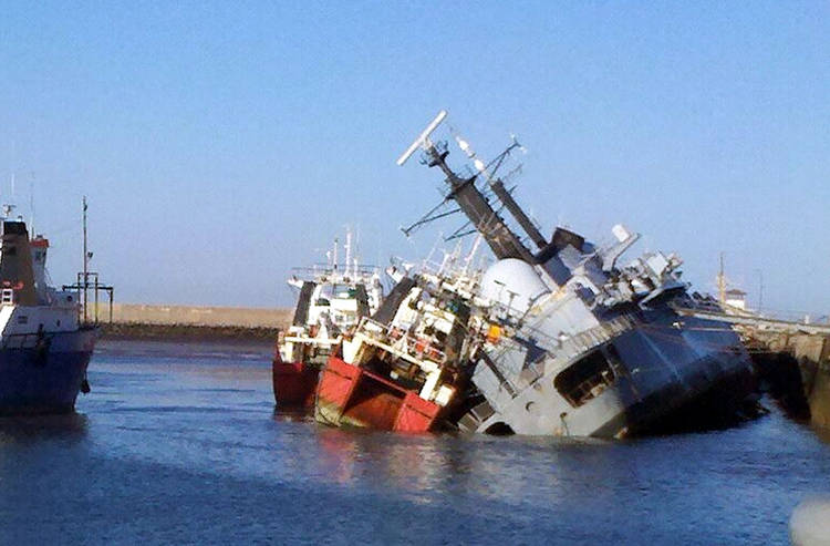 El ARA 'Santísima Trinidad', buque insignia de la Guerra de las Malvinas, se hunde ARA-Santisima-Trinidad-Puerto-Belgrano_CLAIMA20130121_0167_14_zps45a5bd12