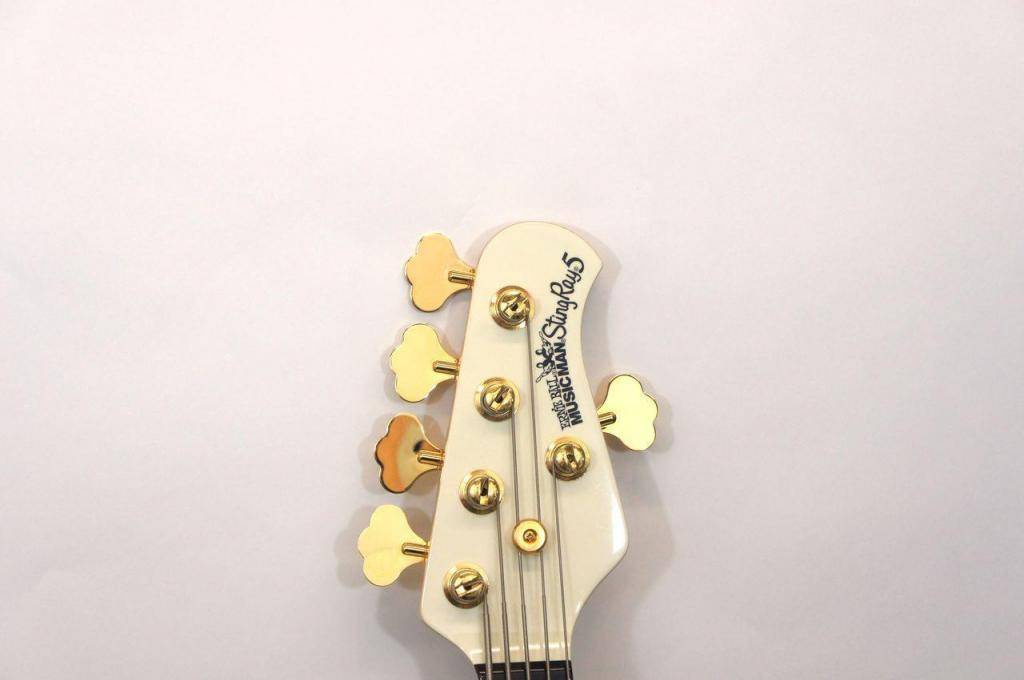 Music Man StingRay 5  w/Matching Headstock - R$6000,00 192165_516784748337336_1583539560_o_zpsfbd007a9