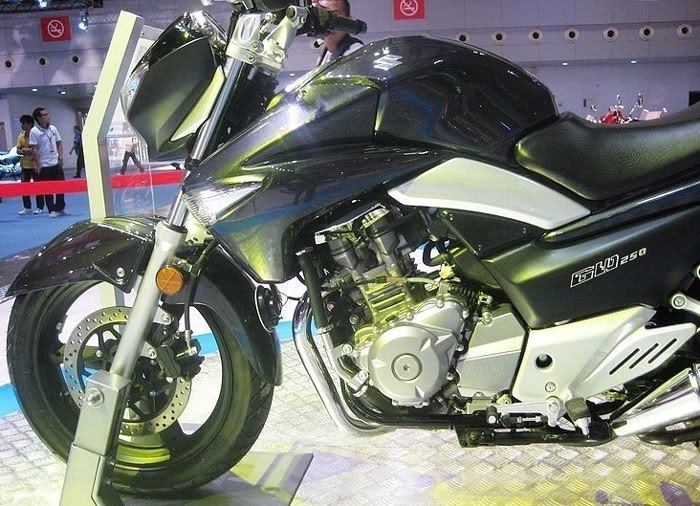 250 da suzki , primeiras imagens reais ... Suzuki_GW250_2