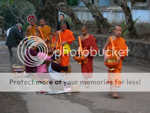 du lịch lào nào>>> Luang-prabang-laos-buddhist-monks-C