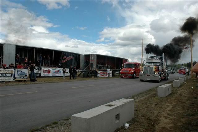 Un 10 roues contre Mustang...qui va gagné...???? SPCmai2008Freighliner-Bouchard