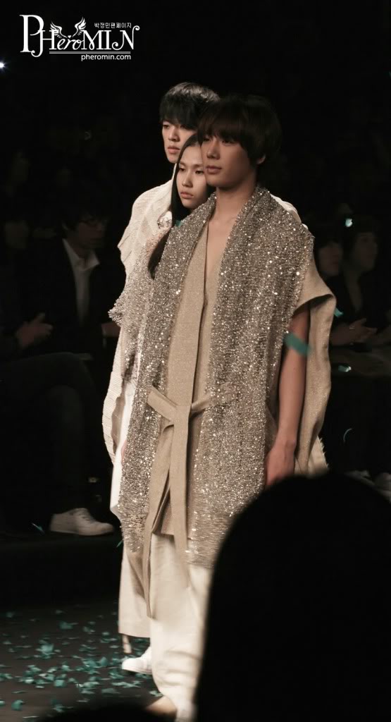 [JM] más fotos en el Park Choon Moo Fashion Show - Seoul Fashion Week 52966197200910202345043880988260-3