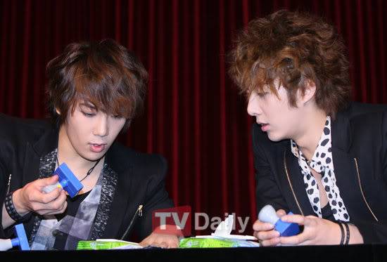 [SS501] Firma de autógrafos + cumpleaños de YoungSaeng (2ª parte) 20091101193617663l3_202008_0