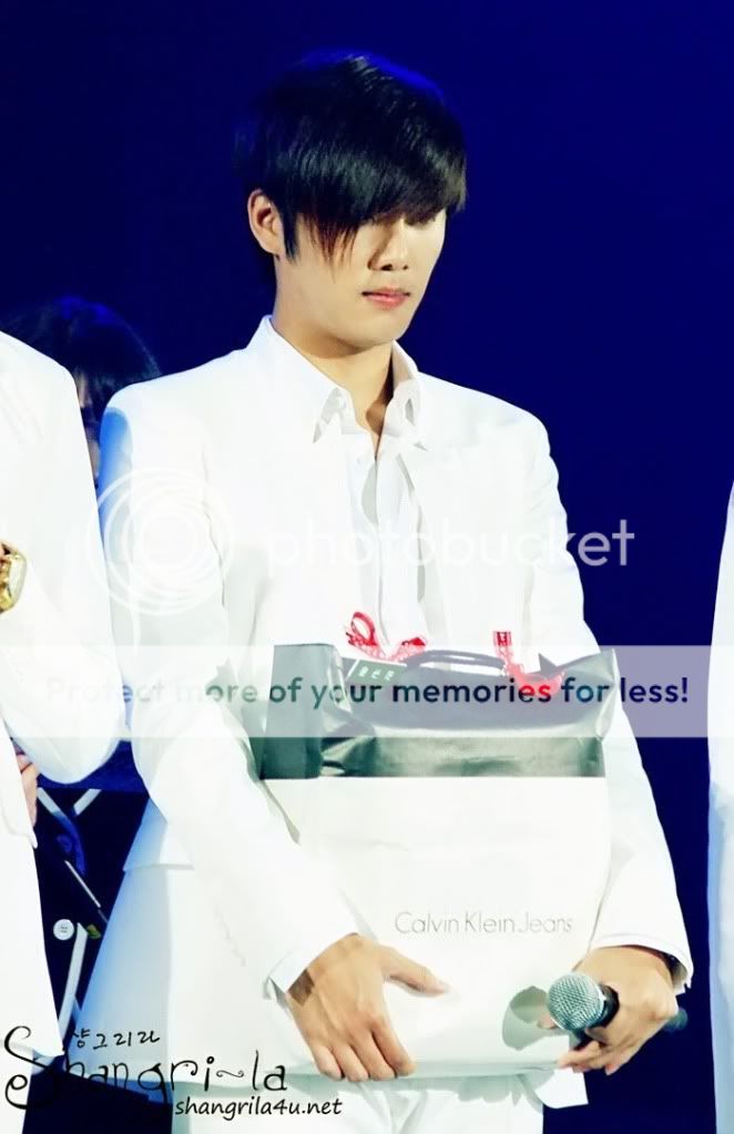 [KyuJong] Wonder+Full Korea Concert (3ªparte) 53168451200910032239433049976810-11