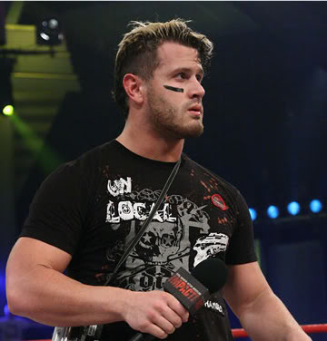 WWE Monday Night RAW. Resultados 28/Junio/2011 Mic_Shelley1