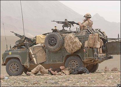 LAND ROVER DEFENDER - SAS (AFGANISTAN) - HOBBY BOSS 1.35 _42775989_landrover416_pa_zps5513e760