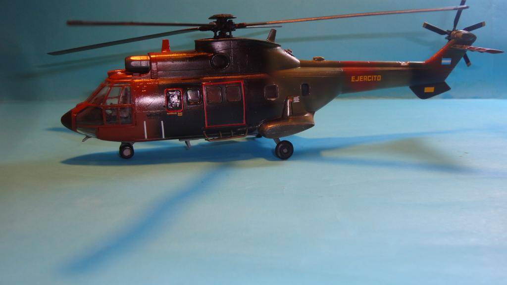 B&V 198 ''EL ZUECO VOLADOR'' - REVELL 1.72  / SUPER PUMA ''EJERCITO'' - HELLER 1.72 DSC04297-copia_zps95e9c088