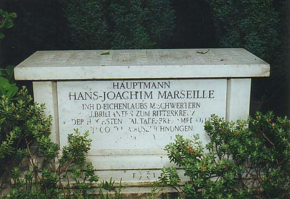 HANS-JOACHIM MARSEILLE - LA «ESTRELLA DE ÁFRICA» Marseille-tumba
