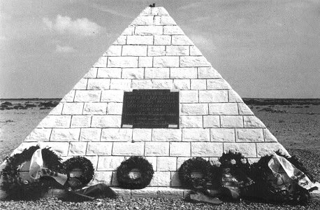 HANS-JOACHIM MARSEILLE - LA «ESTRELLA DE ÁFRICA» Marseille_piramide_lugar_caida