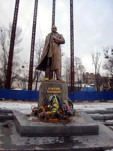 STEPAN BANDERA (1909-1959) Monumento_bronce_stepan_bandera_dos