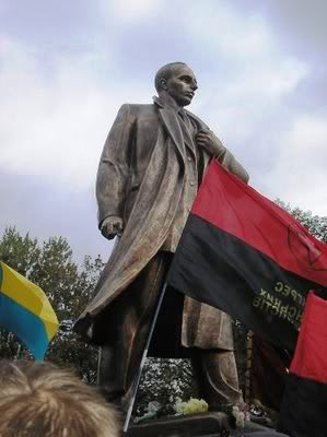 STEPAN BANDERA (1909-1959) Monumento_bronce_stepan_bandera_uno