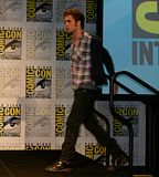 Robert Pattinson Th_7580robert-pattinson-comic-con-1