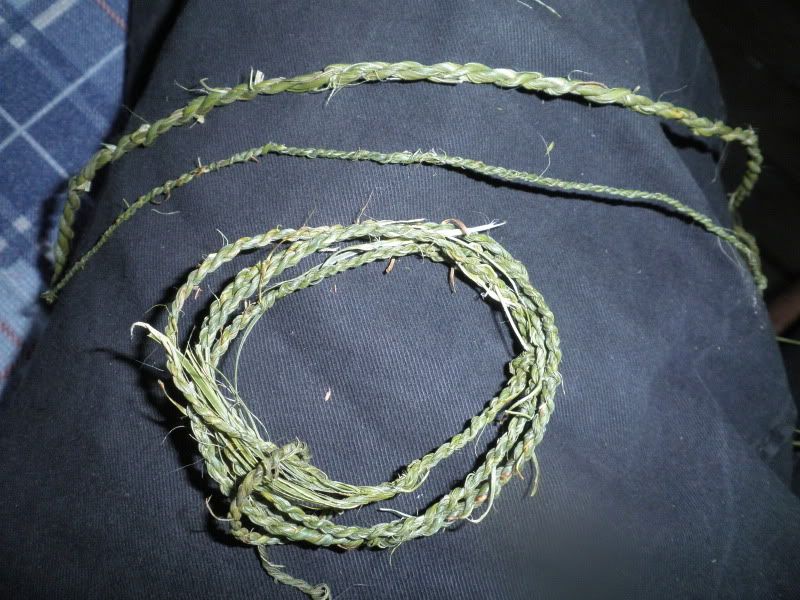Usando palmito para hacer cuerdas. P9070044